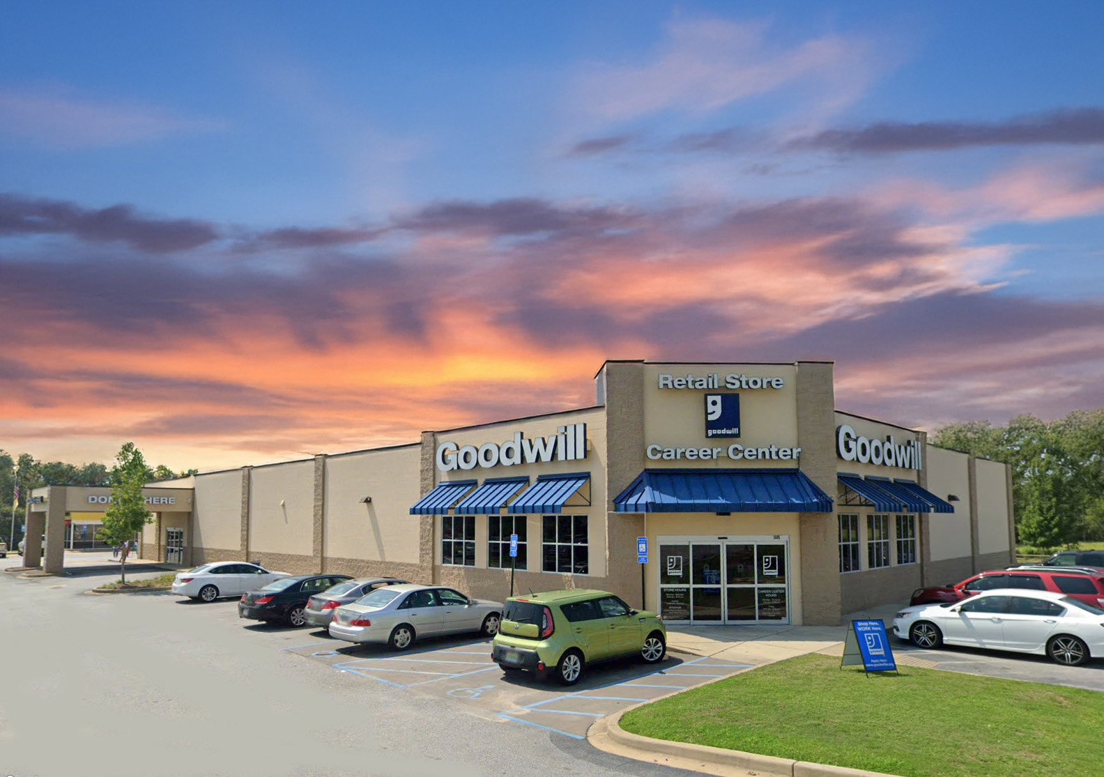 picture of the entire Goodwill building